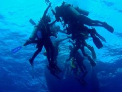 divers on the safety line by Gabriel Guerra 